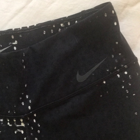 NIKE Dri Fit BLACK & WHITE Capri Leggings Sz M - Picture 4 of 13